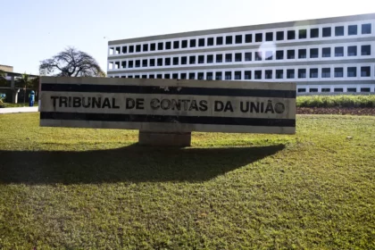 Flávio Bolsonaro aciona TCU contra Lula