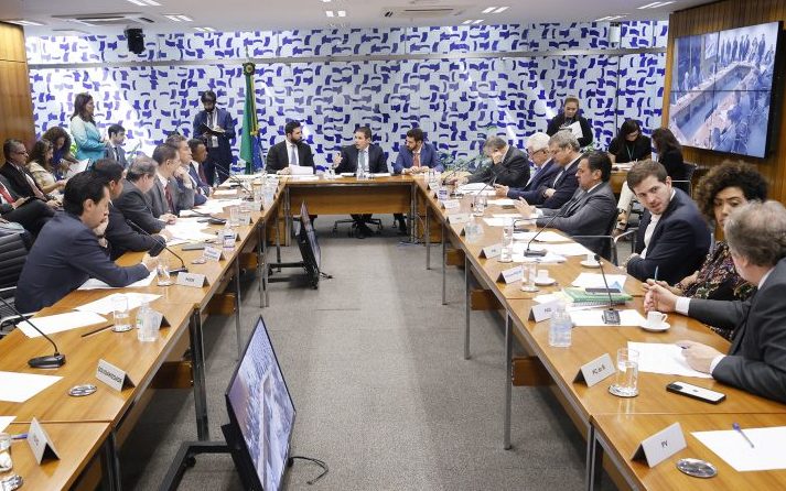 Parlamentares se articulam para uma CPMI do INSS