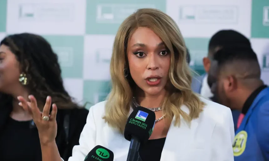 Embaixada dos EUA no Brasil esclarece que não há mudança de sexo e irrita 'deputades'