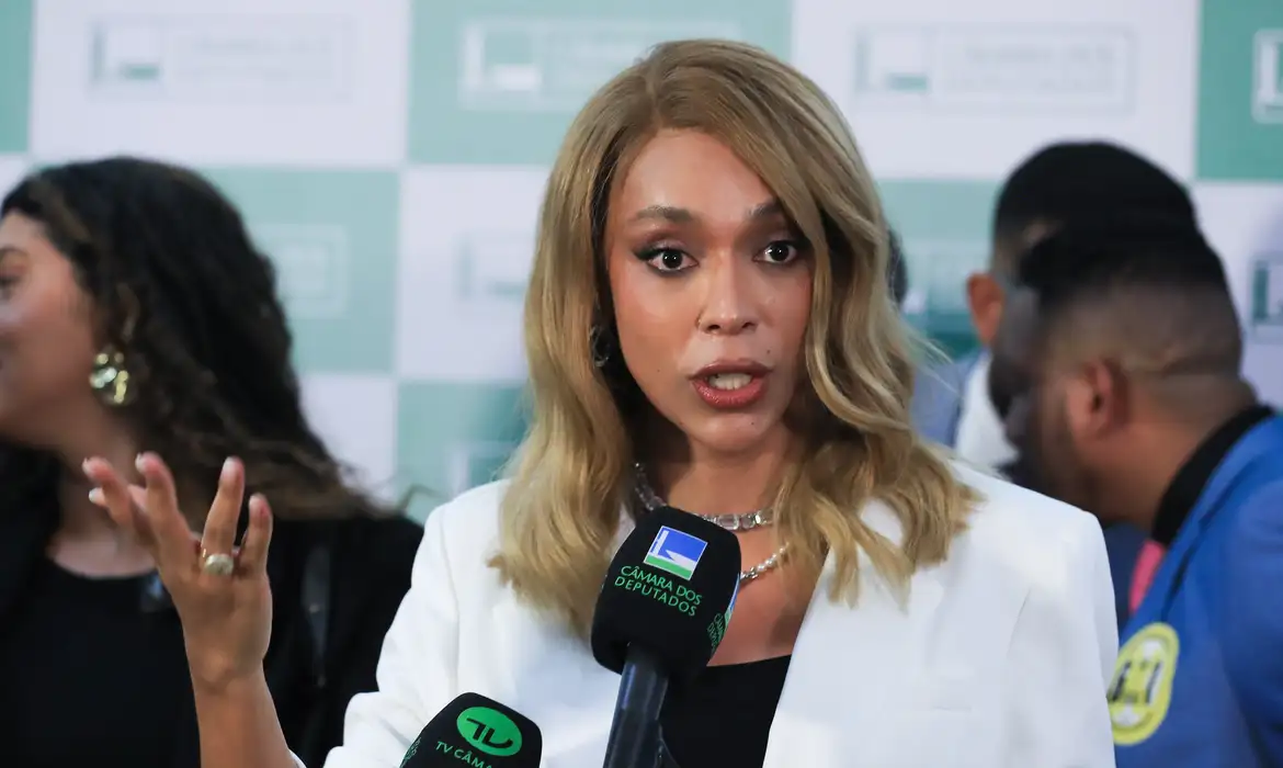 Embaixada dos EUA no Brasil esclarece que não há mudança de sexo e irrita 'deputades'