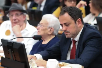 Em greve de fome, deputado do PSOL pode ser cassado após agressão