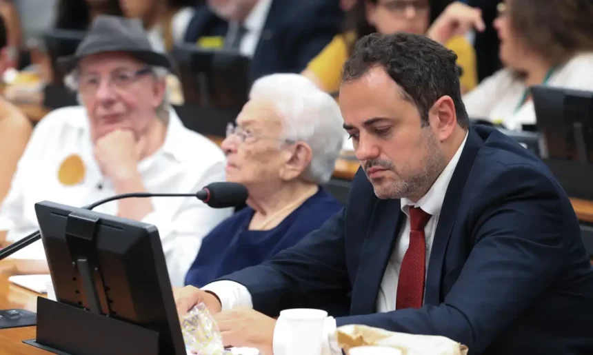 Em greve de fome, deputado do PSOL pode ser cassado após agressão
