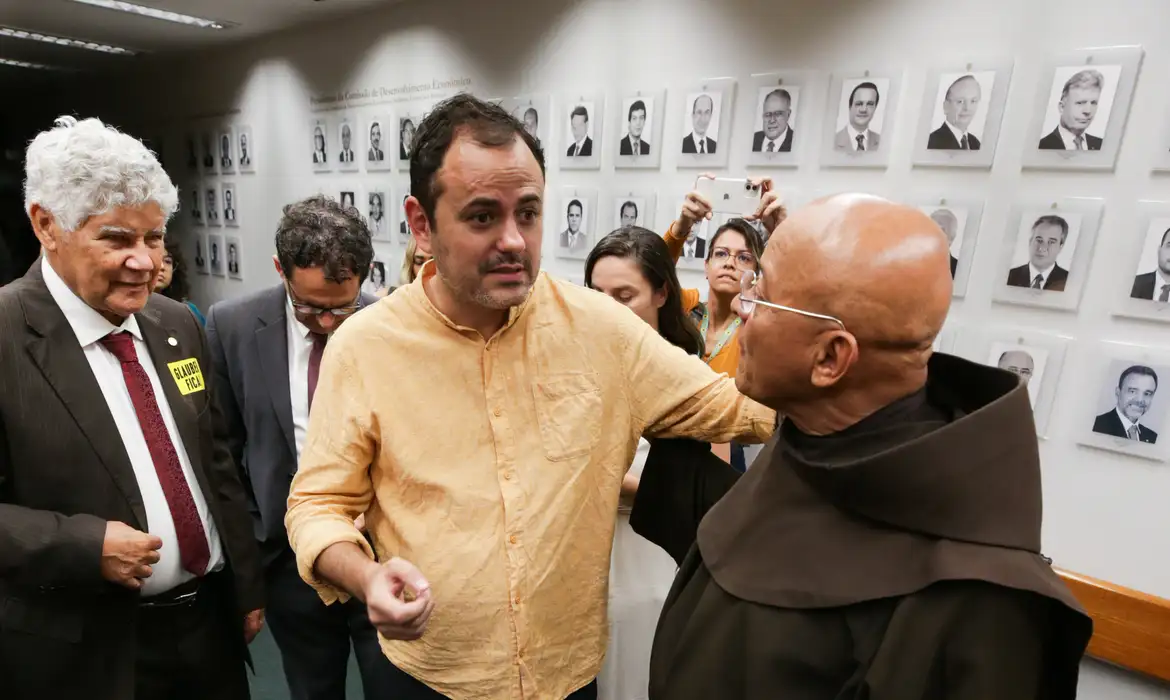 Glauber Braga encerra greve após conseguir trégua da Câmara sobre cassação