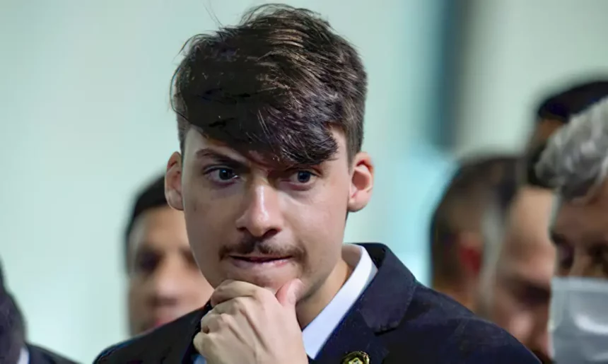 Renan Bolsonaro move ação de repúdio contra Lula