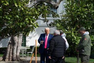 Virou guerra: Trump confirma taxa de 104% para China que promete não deixar 'barato'