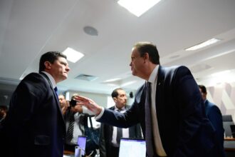 Moro e ministro da Previdência batem boca no Senado