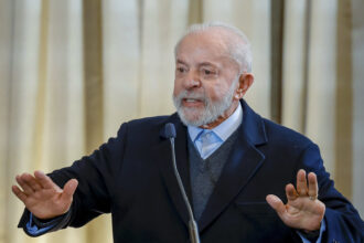 Lula se isenta de escândalo em fraude no INSS e joga a culpa em Bolsonaro