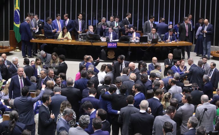 Câmara aprova aumentar número de deputados para 531 
