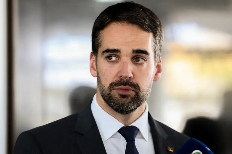 Eduardo Leite deixa tucanos na mão e confirma pré-candidatura presidencial pelo PSD