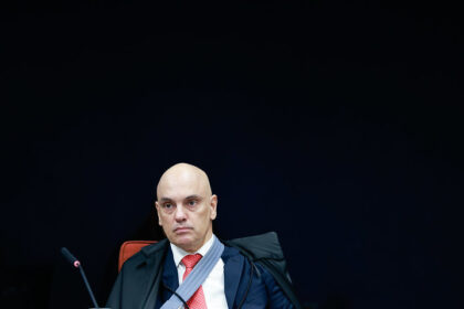 Flávio Bolsonaro exige renúncia de Moraes após mensagens com Vorcaro