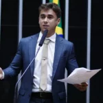 Nikolas Ferreira reforça apoio a Flávio Bolsonaro e pede fim de vaidades