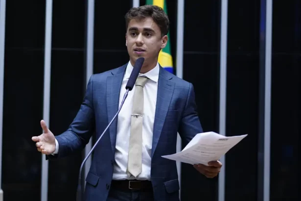 Nikolas Ferreira reforça apoio a Flávio Bolsonaro e pede fim de vaidades