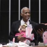 Deputado discursa na tribuna com bebê reborn no colo