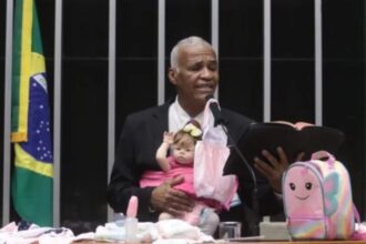 Deputado discursa na tribuna com bebê reborn no colo