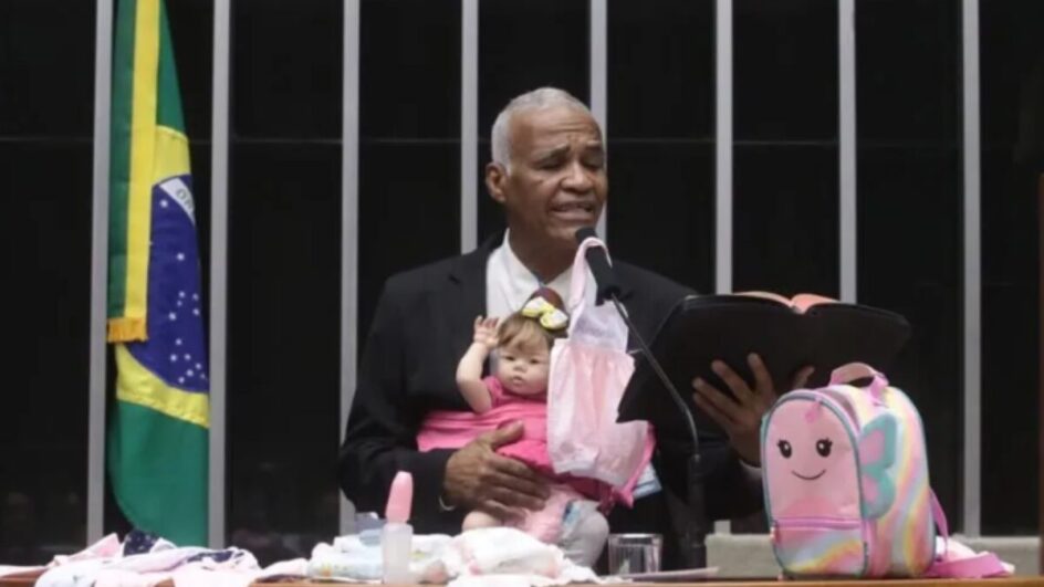 Deputado discursa na tribuna com bebê reborn no colo