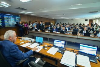 Comissão do Senado aprova texto-base sobre o fim da reeleição para presidente, governador e prefeito