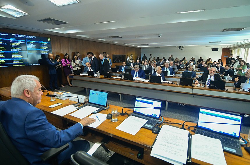 Comissão do Senado aprova texto-base sobre o fim da reeleição para presidente, governador e prefeito