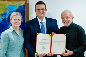 Oposição pressiona por afastamento de novo ministro da Previdência ligado a fraude no INSS