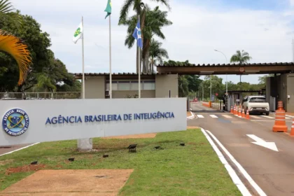 Carlos Bolsonaro e Ramagem são indiciados pela PF em inquérito sobre 'Abin paralela'