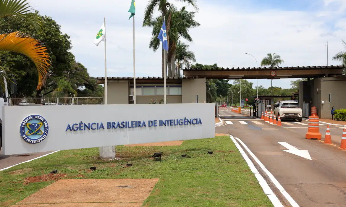 Carlos Bolsonaro e Ramagem são indiciados pela PF em inquérito sobre 'Abin paralela'