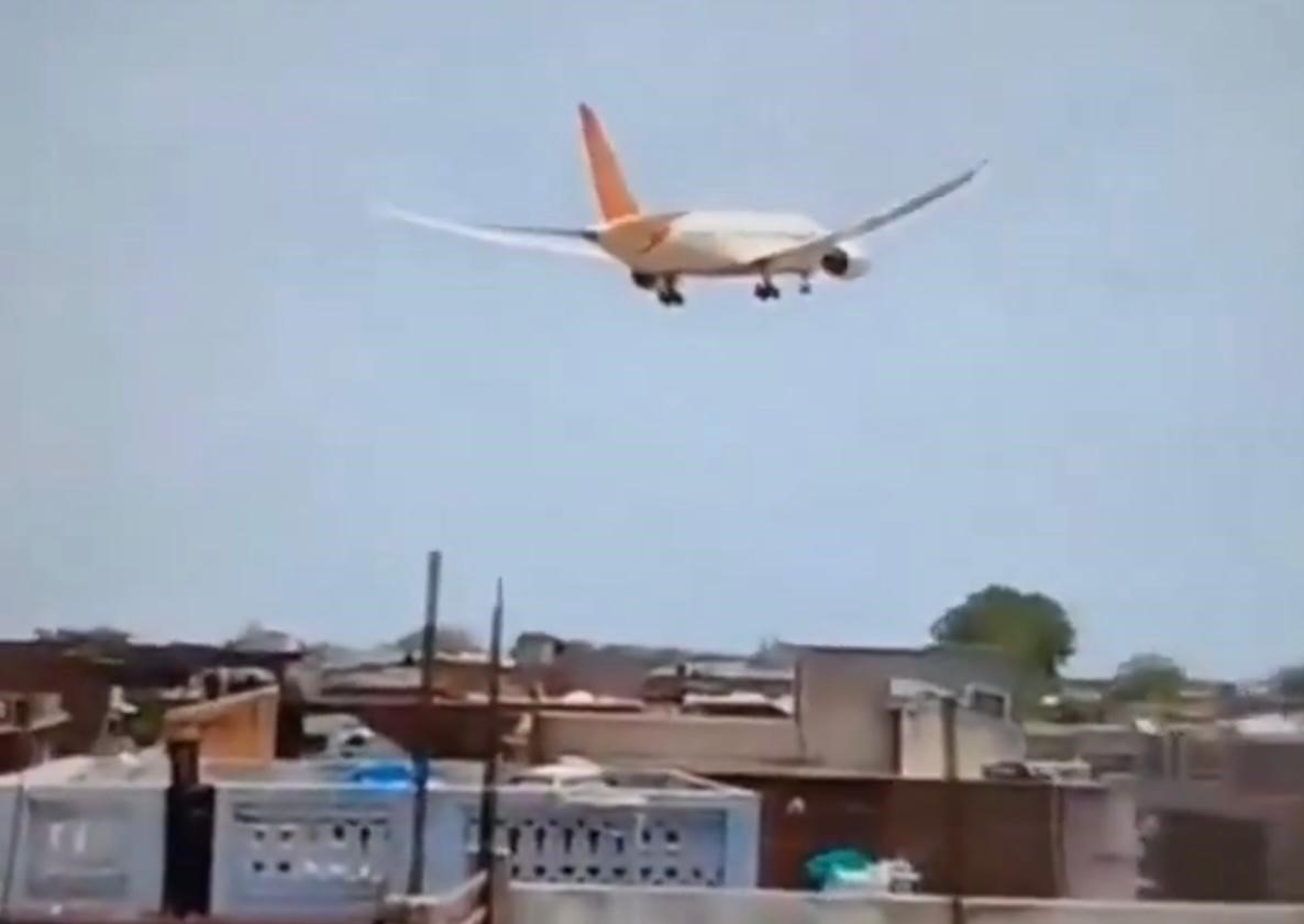 Avião comercial colide com prédio residencial na Índia matando mais de 240 pessoas