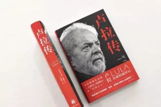 Com aval do regime comunista, China lança biografia de Lula que esconde condenações do petista