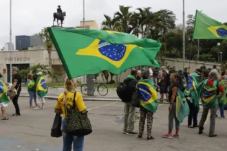 Bolsonaristas crescem e já igualam o número de petistas, aponta Datafolha