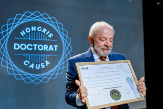 'Dotô Lula' ganha diploma universitário na França, mas até a esquerda critica