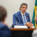 Governo Lula gasta R$ 300 bi fora do teto e mira contribuinte para fechar contas