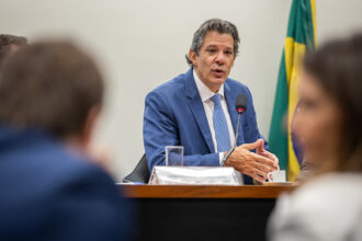 Governo Lula gasta R$ 300 bi fora do teto e mira contribuinte para fechar contas
