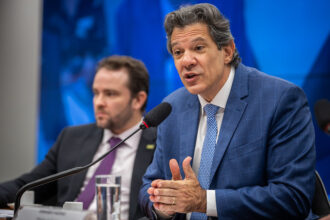 Oposição pressiona Haddad e ministro sai da Câmara sob gritos de “fujão”