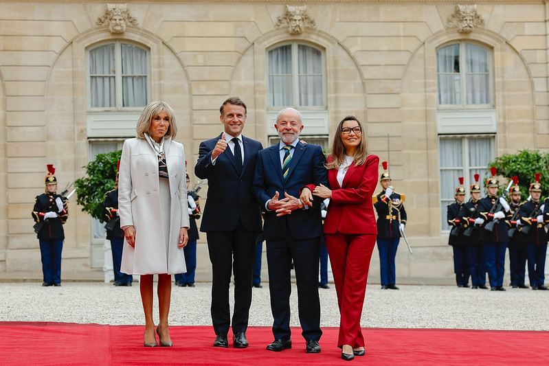 Primeira-dama francesa pede que tradutora ensine Janja a se portar em evento oficial