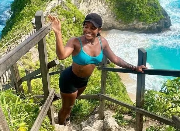 Brasileira que caiu durante trilha em vulcão da Indonésia é encontrada morta
