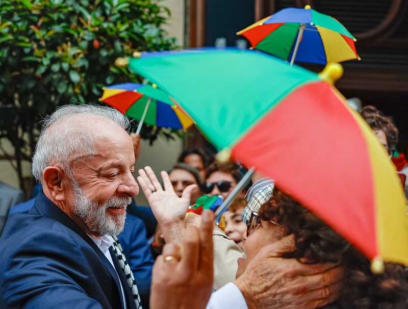 Em Paris, Lula usa keffiyeh palestino, símbolo ligado ao grupo terrorista Hamas