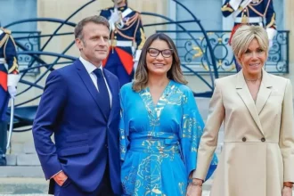 Janja 'desfila' em Paris ao lado de Brigitte Macron após tapão em marido
