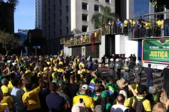 Jair Bolsonaro reúne multidão em protesto contra ações do STF contra a direita