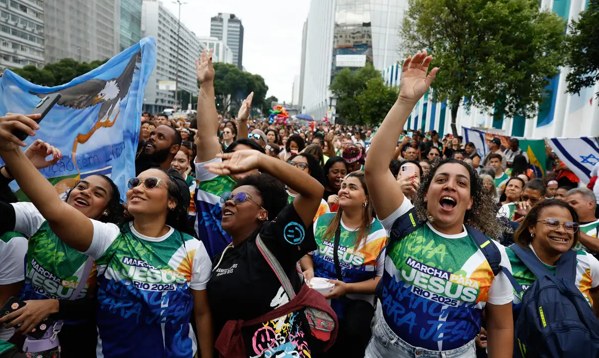 Evangélicos já representam quase 30% dos brasileiros, revela IBGE