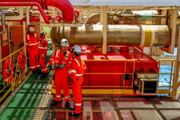 EUA suspendem sanções sobre petróleo para derrubar preços globais