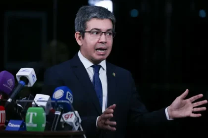 Randolfe promete “time principal” na CPMI do INSS, mas fala esconde jogo político