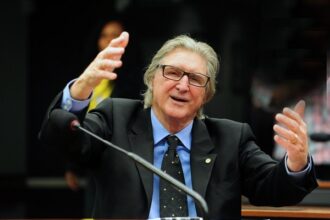 Cantor Sérgio Reis faz críticas ao STF e diz que Alexandre de Moraes nunca devolveu seu celular