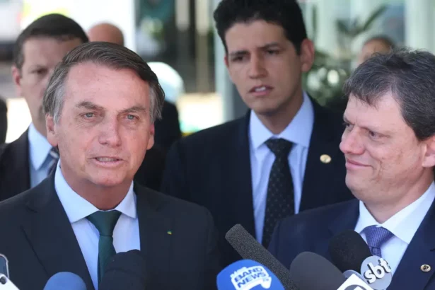 Tarcísio busca reaproximação com Bolsonaro em meio a julgamento por suposto golpe