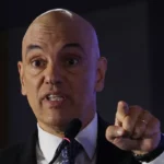 Após sanções dos EUA, Moraes é vaiado em estádio e responde mostrando dedo do meio