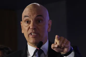 Após sanções dos EUA, Moraes é vaiado em estádio e responde mostrando dedo do meio