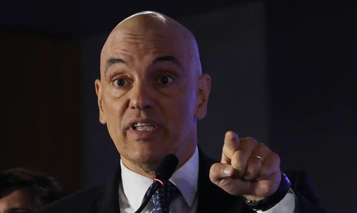 Após sanções dos EUA, Moraes é vaiado em estádio e responde mostrando dedo do meio