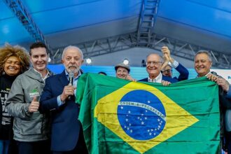 Diante de impasse com os EUA, Lula afirma que Bolsonaro não merece sacrifício dos brasileiros
