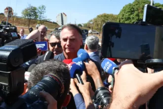 Bolsonaro nega acusações após depoimento na PF e fala em perseguição