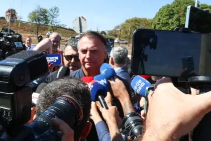 Bolsonaro nega acusações após depoimento na PF e fala em perseguição