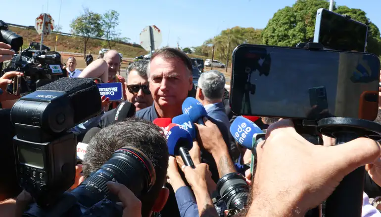Bolsonaro nega acusações após depoimento na PF e fala em perseguição