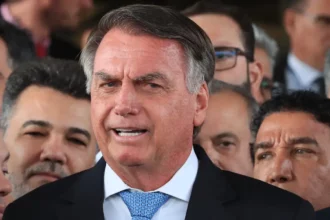 Moraes impõe silêncio a Bolsonaro enquanto Lula e Barroso intensificam ataques às redes sociais