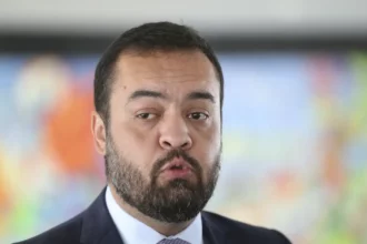 Cláudio Castro avaliou criar cargo no RJ para manter Eduardo Bolsonaro licenciado na Câmara